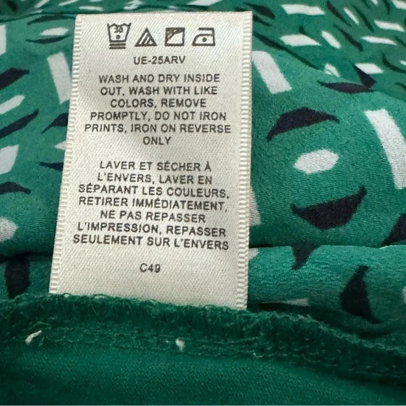 Van Heusen M Medium Shirt Top Green Geometric Short Sleeve Split Scoop Neck - Picture 7 of 7